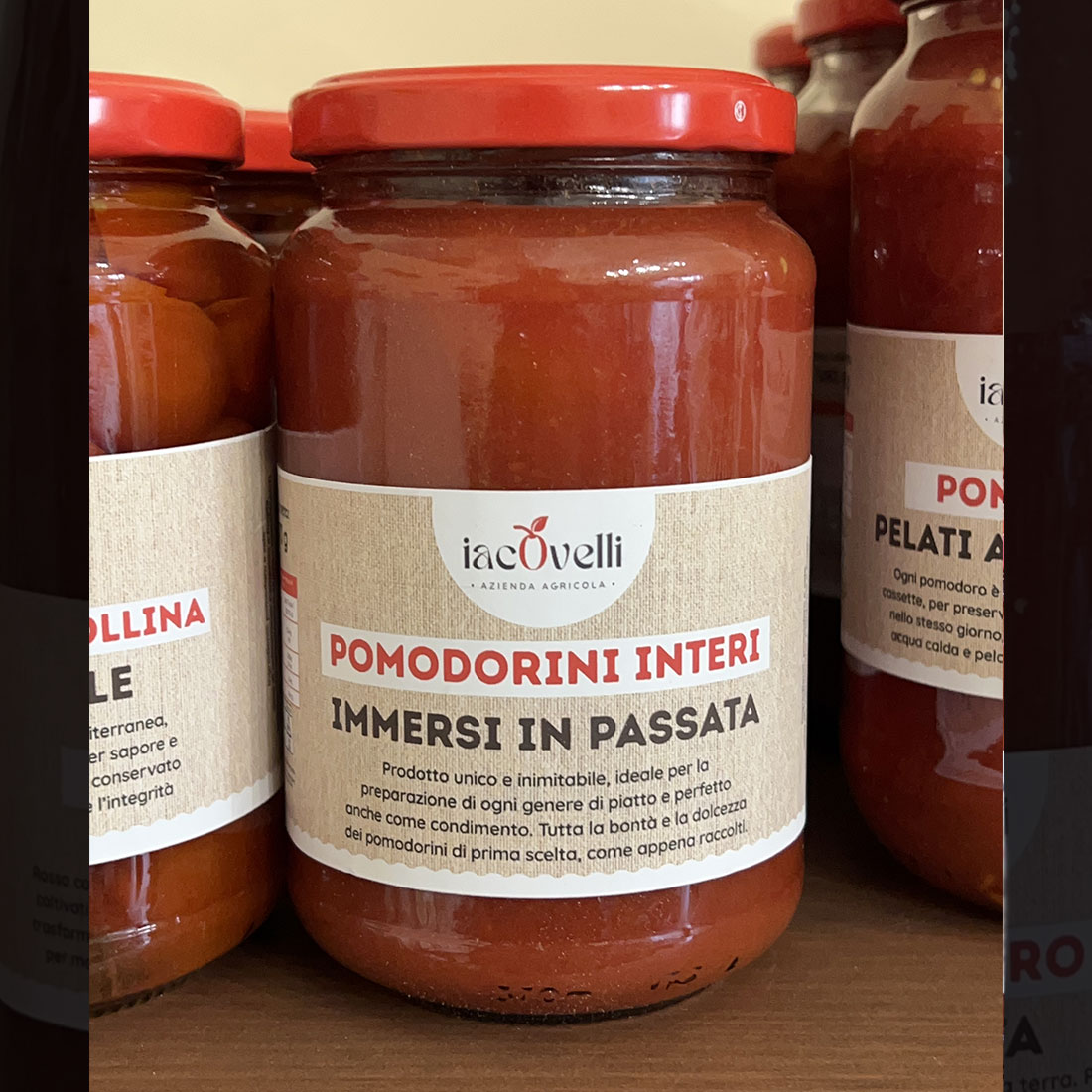 Pomodori interi immersi in passata